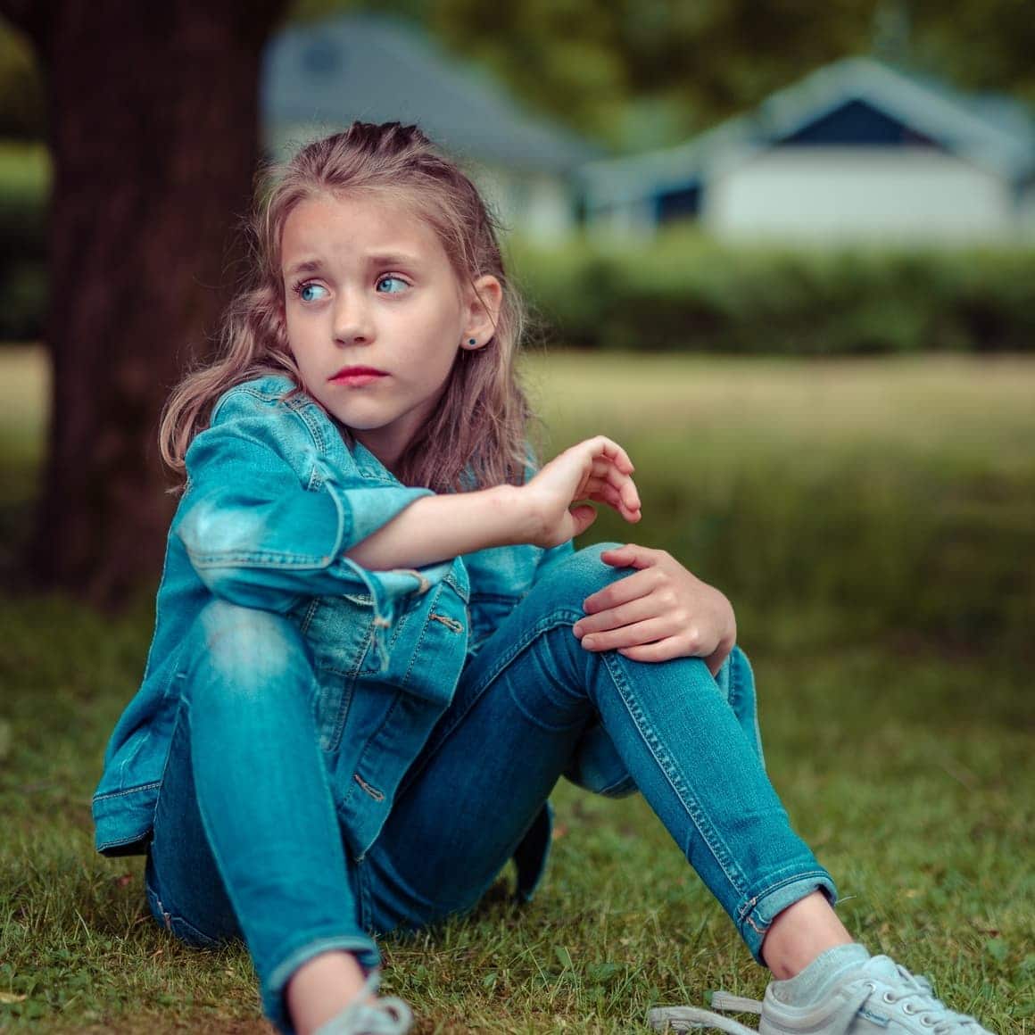 Girl sitting looking sad. Homeschooling Vs public school