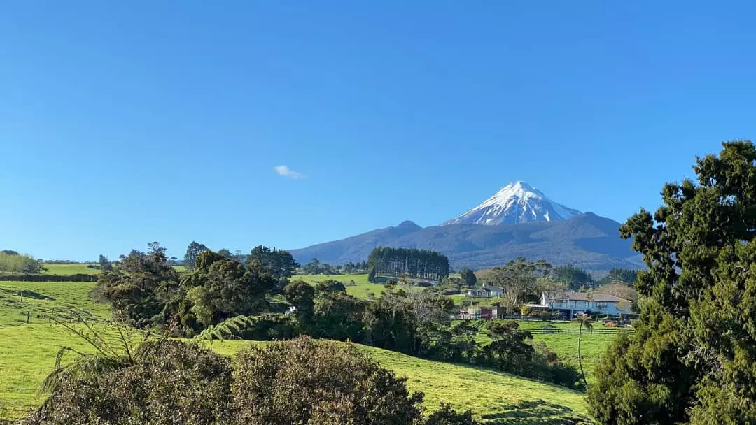 Mount Taranaki in the sunshine wur snow on top